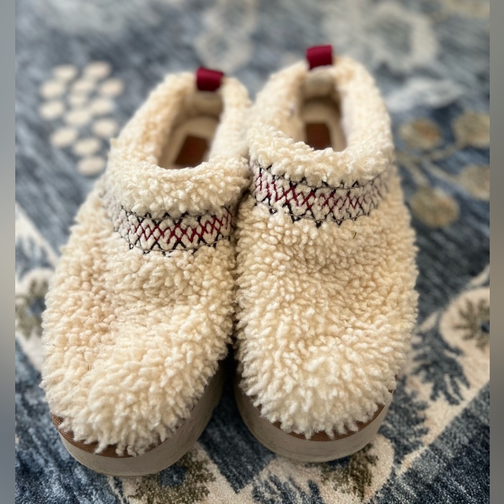 **UGG TAZZ Cozy Sherpa Slip-On Clogs - Size 9**